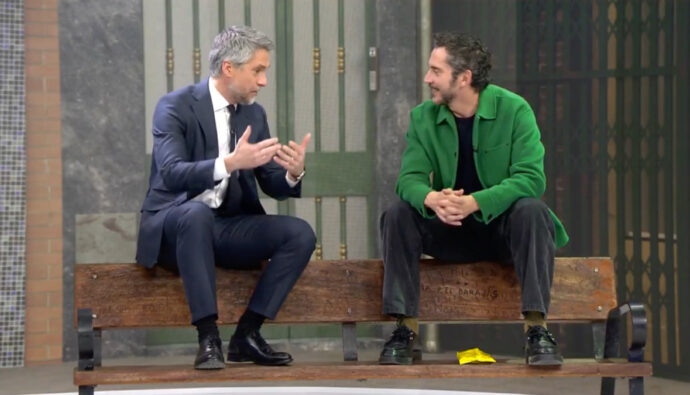 Carlos Franganillo y Paco León en 'Informativos Telecinco'