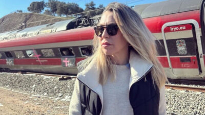 Arancha Pérez Ponce, reportera de 'Y ahora Sonsoles' frente al tren Iryo descarrilado en Adamuz
