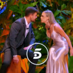 Almudena y Darío en la hoguera final de 'La Isla de las Tentaciones' y logo de Telecinco