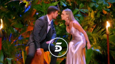 Almudena y Darío en la hoguera final de 'La Isla de las Tentaciones' y logo de Telecinco