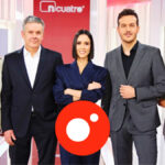 Equipo de 'Noticias Cuatro' y logo del canal secundario de Mediaset