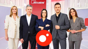Equipo de 'Noticias Cuatro' y logo del canal secundario de Mediaset