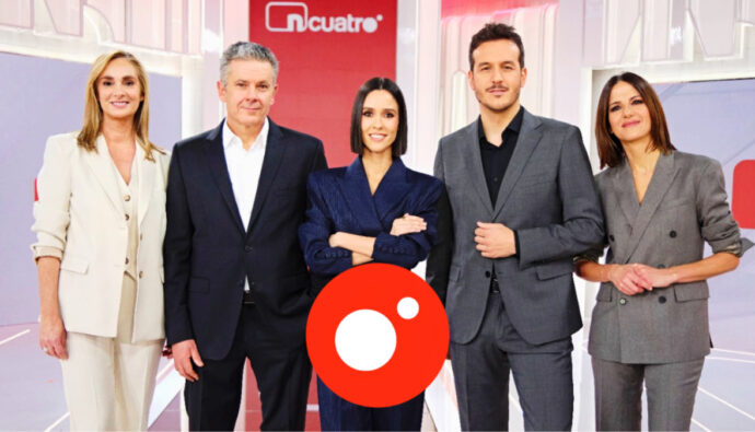 Equipo de 'Noticias Cuatro' y logo del canal secundario de Mediaset
