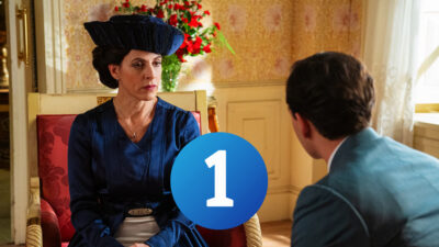 Margarita y Curro en 'La Promesa' y logo de La 1 de RTVE