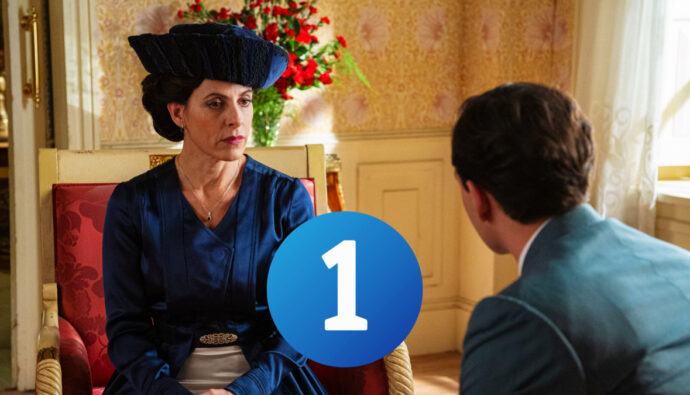 Margarita y Curro en 'La Promesa' y logo de La 1 de RTVE