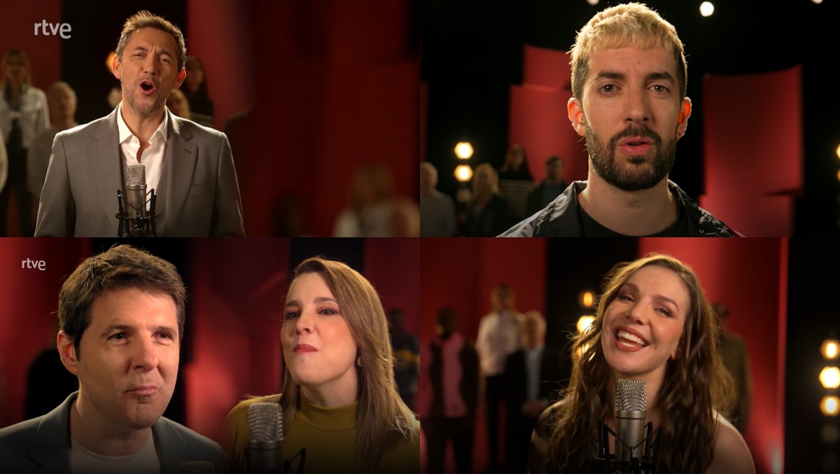 Javier Ruiz, David Broncano, Jesús Cintora e Inés Hernand en el himno de RTVE.