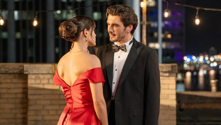 Yon González y Samantha Siqueiros en 'Velvet: un nuevo imperio'.