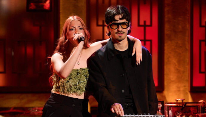 Tony Grox y Lucycalys, ganadores del Benidorm Fest 2026, en 'La Revuelta'