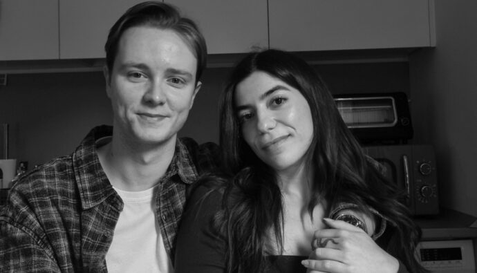 Manu Pascual con su novia Laura.