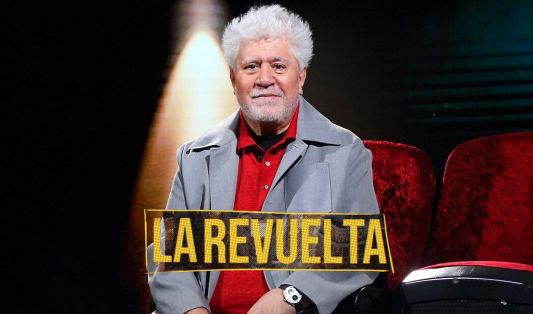 Pedro Almodóvar visita 'La Revuelta' de David Broncano