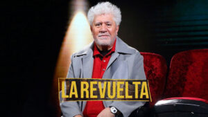 Pedro Almodóvar visita 'La Revuelta' de David Broncano