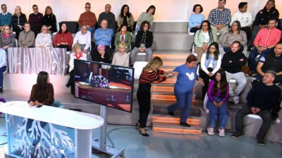 Una mujer del público del plató de 'Fiesta' abandona