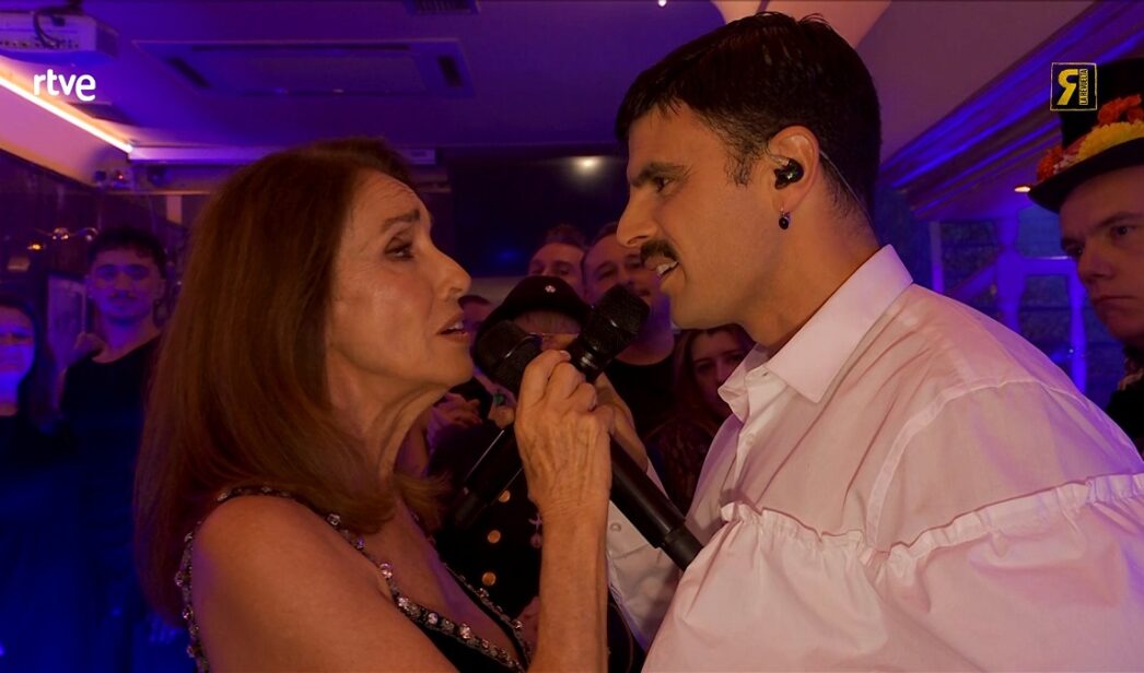 Rodrigo Cuevas con Ana Belén en 'La Revuelta'.