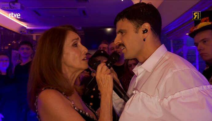 Rodrigo Cuevas con Ana Belén en 'La Revuelta'.