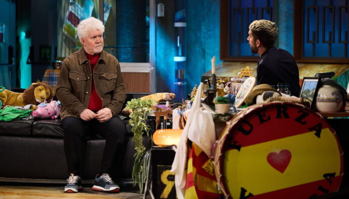 Pedro Almodóvar y David Broncano en 'La Revuelta'.
