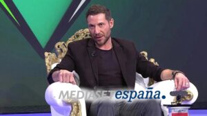 Antonio David Flores y el logo de Mediaset