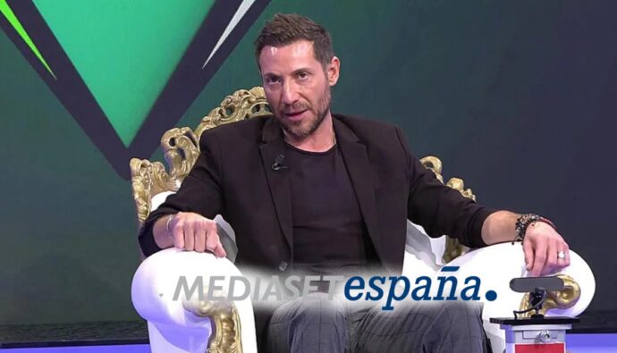 Antonio David Flores y el logo de Mediaset