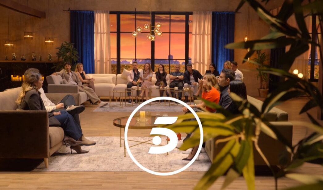 Imagen de 'Casados a primera vista' y el logo de Telecinco