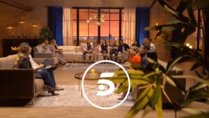 Imagen de 'Casados a primera vista' y el logo de Telecinco