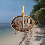 Playa Cabeza de León y el logo de 'Supervivientes'.