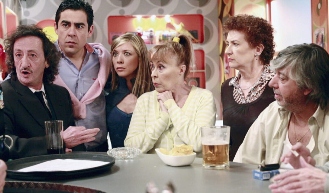 Gemma Cuervo junto al reparto de 'La que se avecina'.