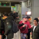 Reportero de Europa Press con los concursantes de 'Supervivientes 2026'.