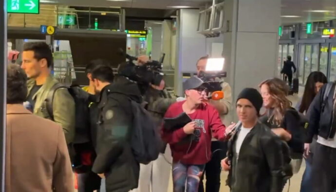 Reportero de Europa Press con los concursantes de 'Supervivientes 2026'.