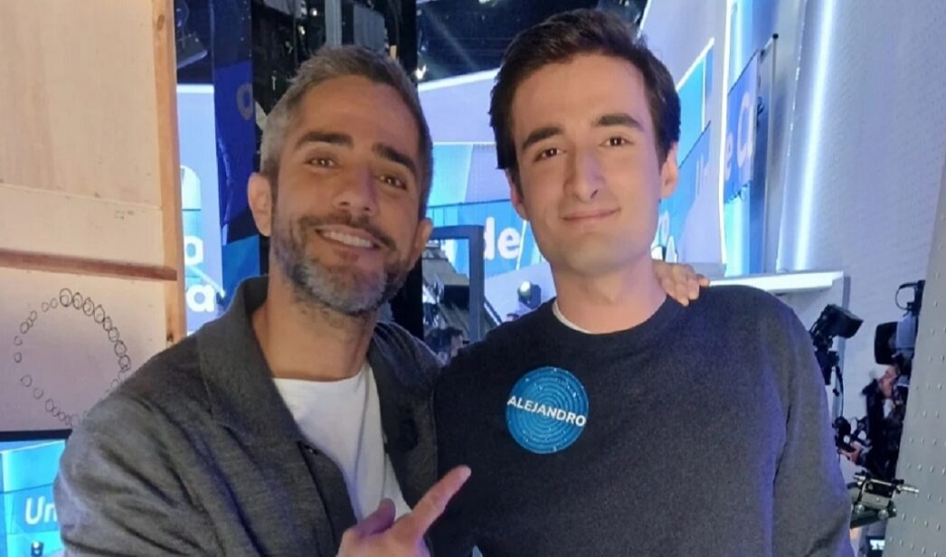 Alejandro Ruiz con Roberto Leal en 'Pasapalabra'.