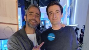 Alejandro Ruiz con Roberto Leal en 'Pasapalabra'.