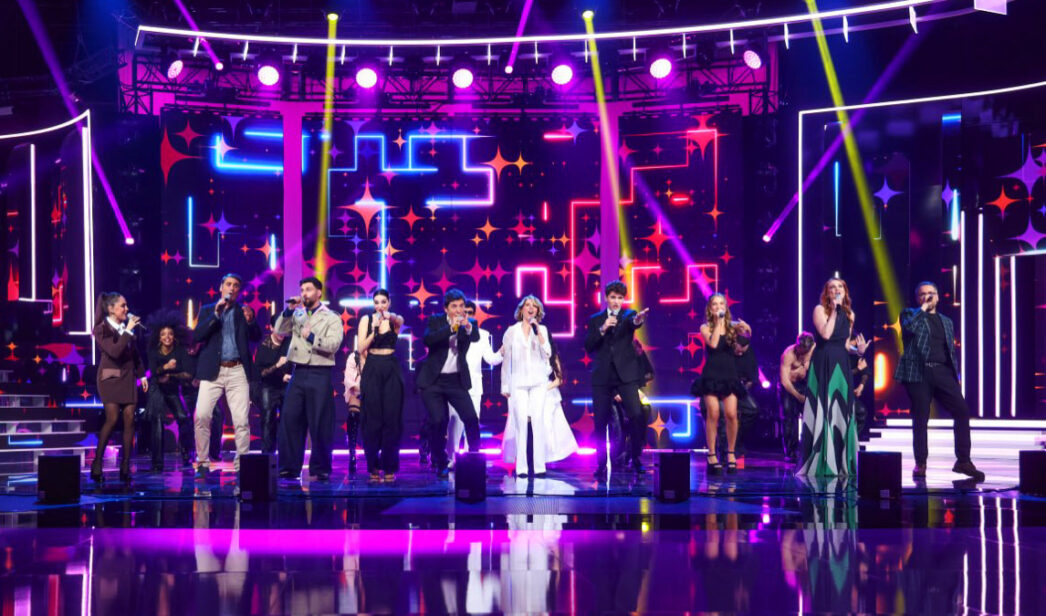 Los nueve concursantes de 'Tu cara me suena 13' y Manel Fuentes en el opening del estreno