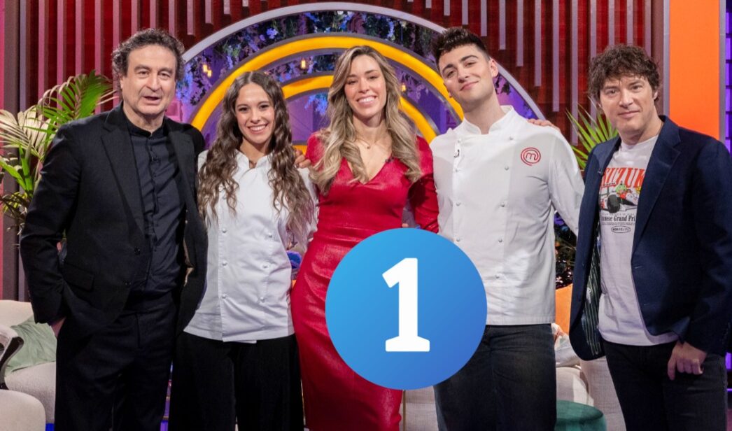 Masi Rodríguez y Juanjo Bona junto al jurado de 'MasterChef 14'.