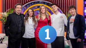 Masi Rodríguez y Juanjo Bona junto al jurado de 'MasterChef 14'.