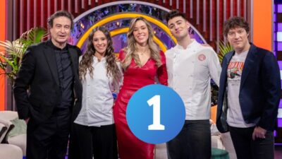 Masi Rodríguez y Juanjo Bona junto al jurado de 'MasterChef 14'.