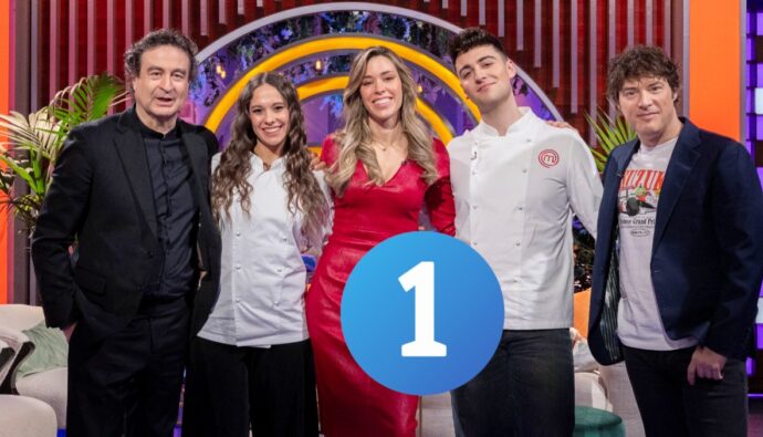 Masi Rodríguez y Juanjo Bona junto al jurado de 'MasterChef 14'.
