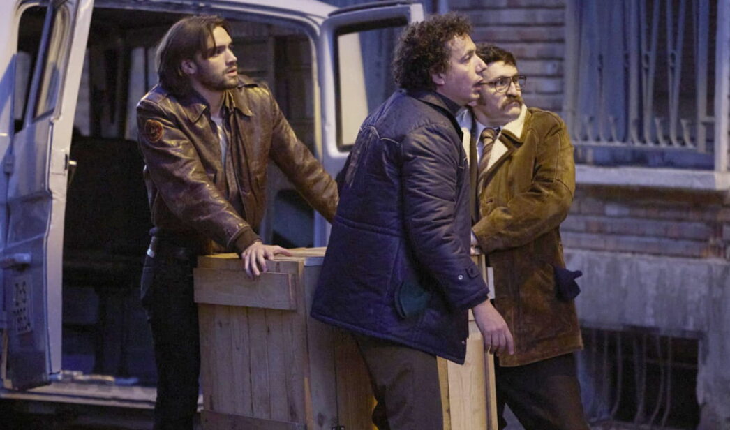 Gabriel Guevara, Raúl Arévalo y Vito Sanz en 'Por cien millones'.