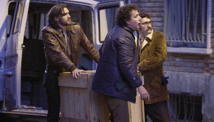 Gabriel Guevara, Raúl Arévalo y Vito Sanz en 'Por cien millones'.