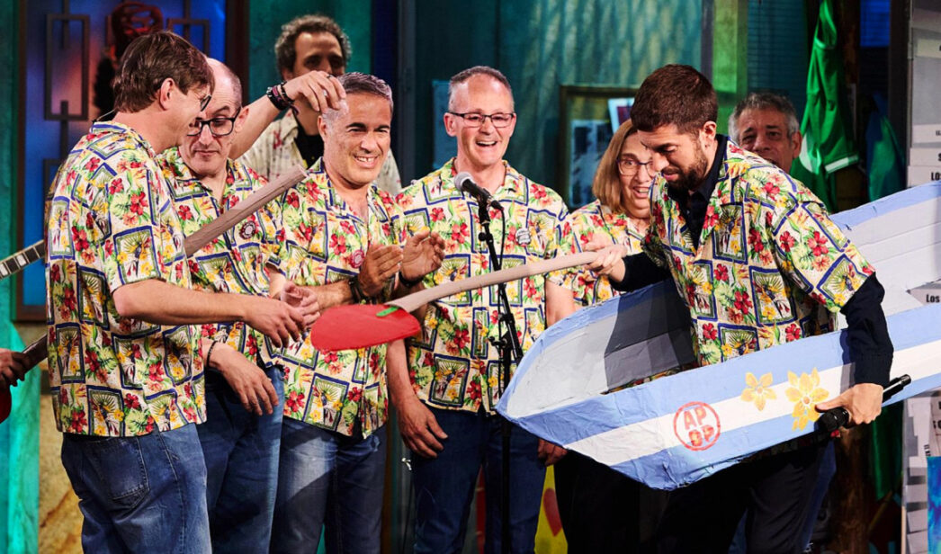 La banda inclusiva Apuestos Opuestos y David Broncano en 'La Revuelta'