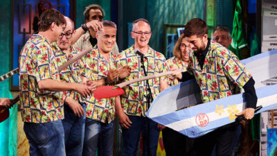 La banda inclusiva Apuestos Opuestos y David Broncano en 'La Revuelta'