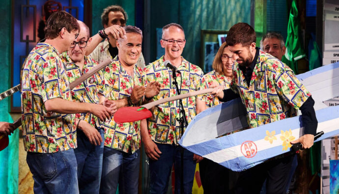 La banda inclusiva Apuestos Opuestos y David Broncano en 'La Revuelta'