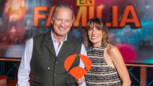 Bertín Osborne y Eugenia Osborne, presentadores de 'Noche en familia'