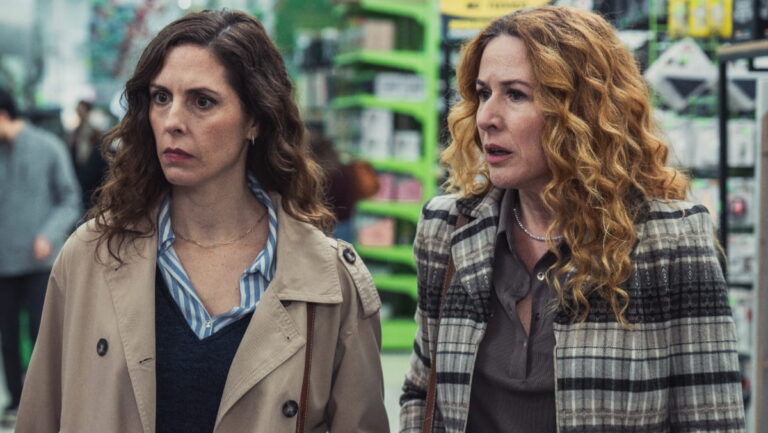 Bárbara Santacruz y Lucía Quintana en la última temporada de 'Muertos S.L.'