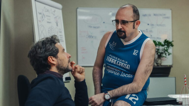 Diego Martín y Carlos Areces en la última temporada de 'Muertos S.L.'