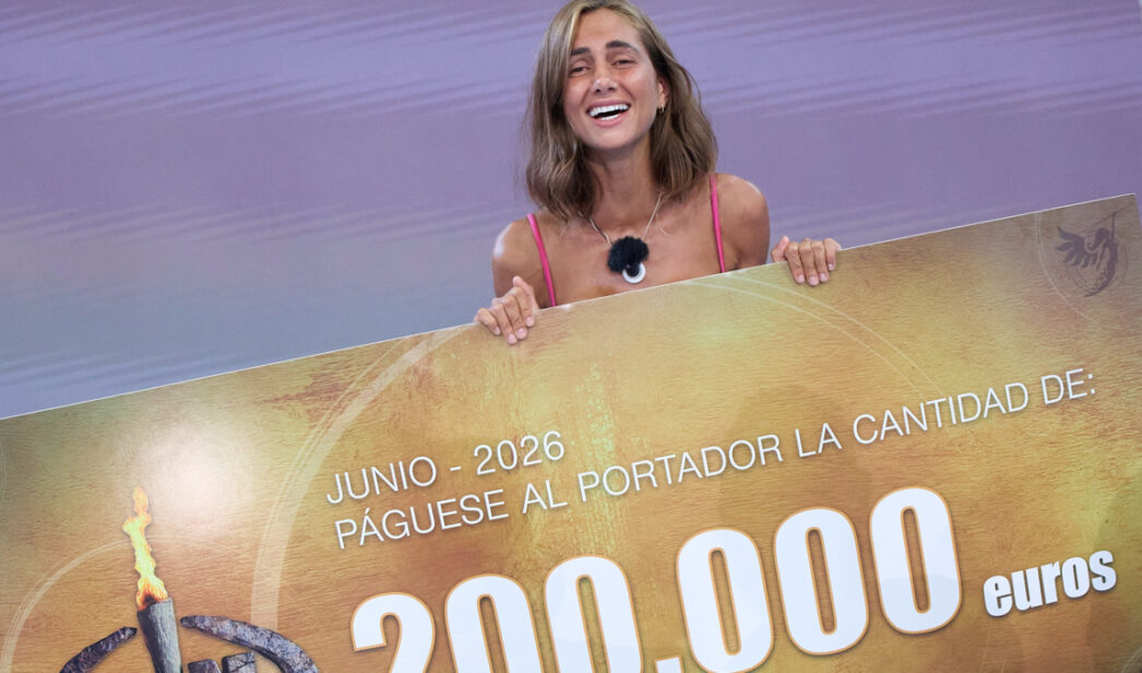 Maica Benedicto con el cheque de 'Supervivientes 2026'