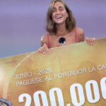 Maica Benedicto con el cheque de 'Supervivientes 2026'