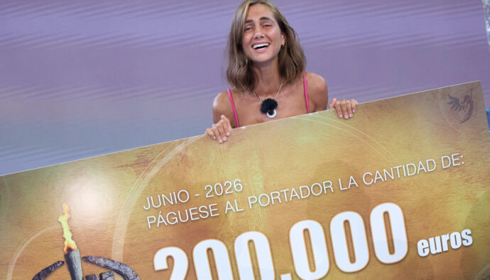 Maica Benedicto con el cheque de 'Supervivientes 2026'