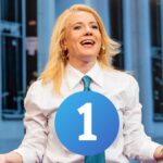 Henar Álvarez en 'Al cielo con ella' y el logo de La 1