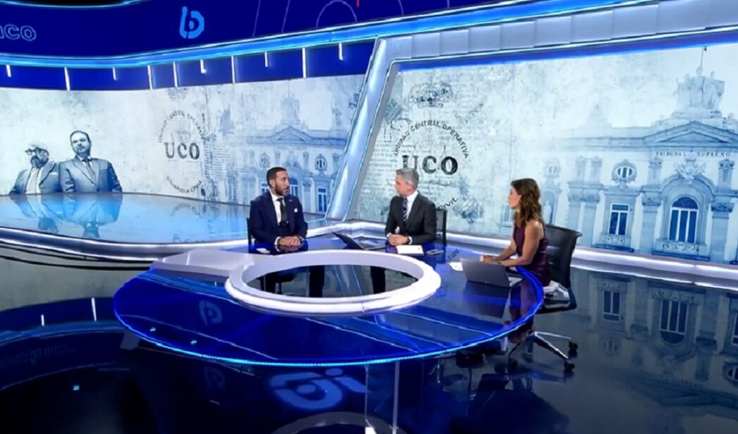 Víctor de Aldama con Ángeles Blanco y Carlos Franganillo en 'Informativos Telecinco'.