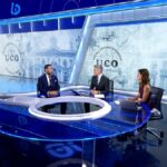 Víctor de Aldama con Ángeles Blanco y Carlos Franganillo en 'Informativos Telecinco'.