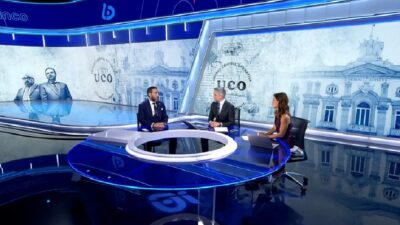 Víctor de Aldama con Ángeles Blanco y Carlos Franganillo en 'Informativos Telecinco'.