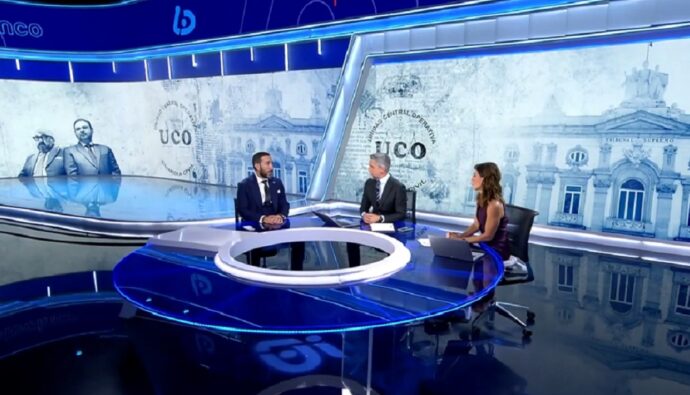 Víctor de Aldama con Ángeles Blanco y Carlos Franganillo en 'Informativos Telecinco'.